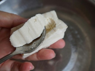 6、煎酿豆腐,用小汤匙在豆腐中间挖一个坑。