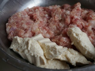 8、煎酿豆腐,挖出来的豆腐块放在猪肉馅里。