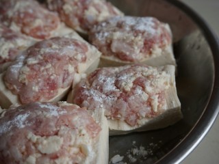 11、煎酿豆腐,在豆腐表面拍薄薄的一层生粉。