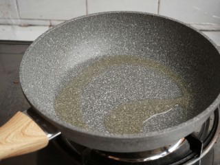 12、煎酿豆腐,麦饭石锅里加入花生油，大火加热。