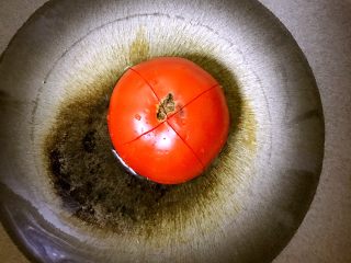 1、西红柿炒蛋,西红柿去皮，开水煮过，皮就很好剥