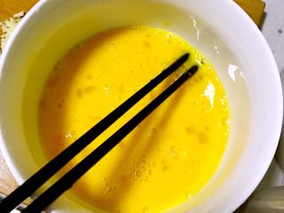 3、西红柿炒蛋,把鹅蛋打散，➕入少许盐