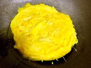 6、西红柿炒蛋,翻面，炒至金黄