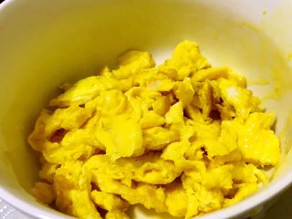 7、西红柿炒蛋,盛起待用