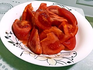 8、西红柿炒蛋,西红柿切块待用