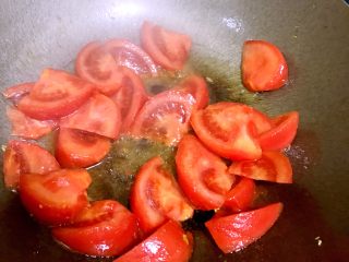 9、西红柿炒蛋,西红柿入锅翻炒