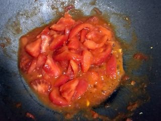 10、西红柿炒蛋,炒出汁，加入适量盐