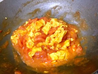 12、西红柿炒蛋,翻炒片刻