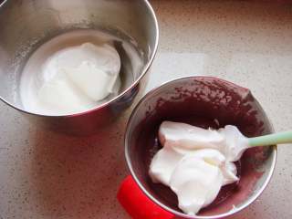 10、红枣紫薯戚风蛋糕,把打好的蛋白分一半倒入蛋黄糊糊里。呈“J”字形翻拌，不可划圈避免消泡。