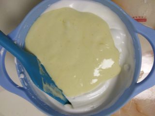 8、戚风杯子蛋糕,再倒入剩余的蛋白霜中。