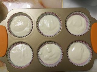 10、戚风杯子蛋糕,倒入放了纸托的模具中。