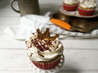 12、戚风杯子蛋糕,晾凉的杯子蛋糕上面用奶油裱花，撒些巧克力碎装饰。