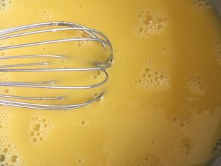 2、家庭版豆乳盒子,再倒入植物油用蛋抽搅拌到水油不分离即可。