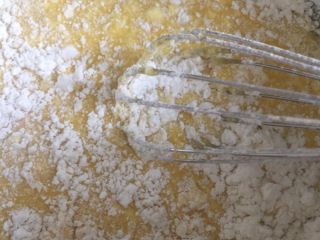 3、家庭版豆乳盒子,筛入低粉,蛋抽继续混合均匀。