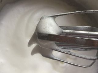 5、家庭版豆乳盒子,蛋清打发至粗泡,期间分三次加入白砂糖。打发到打蛋器提起有小弯勾就可以了