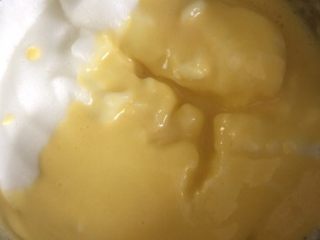 8、家庭版豆乳盒子,再把混合好的糊全部倒入蛋白糊中,继续用刮刀翻拌均匀。尽量是蛋黄糊倒入蛋白中,这样不容易消泡。