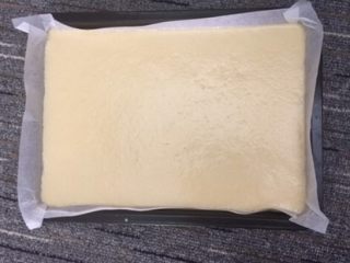 10、家庭版豆乳盒子,烤盘铺上油纸,倒入面糊,待面糊流淌均匀,震出气泡,几下就可以,不要太多次