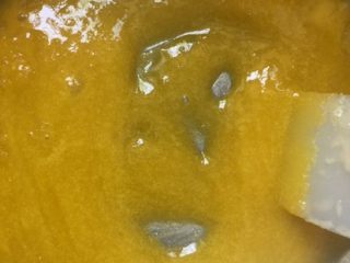 12、家庭版豆乳盒子,这个时候开始做卡士达酱。蛋黄加入白砂糖搅拌均匀,使白砂糖全部融化。