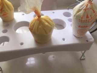 18、家庭版豆乳盒子,把卡士达酱装到裱花袋中,淡奶油也打发好,装入裱花袋中备用。