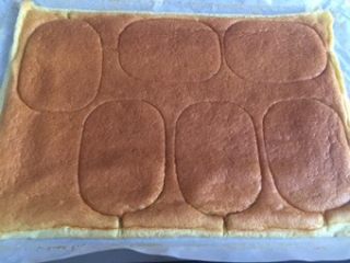 20、家庭版豆乳盒子,我的烤盘可以做六个280毫升盒子的蛋糕坯。