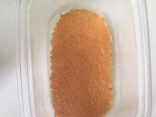 21、家庭版豆乳盒子,容器底部略窄,可以用刀再裁取。盒子底部先铺一层蛋糕坯