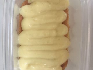 22、家庭版豆乳盒子,裱花袋剪个小口,在蛋糕上挤一层卡士达酱,z字形挤法