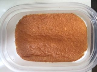 23、家庭版豆乳盒子,然后再铺上一层蛋糕坯,不用往下太按压,只要刚碰到卡士达酱就可以。不然卡士达酱很容易挤压出来