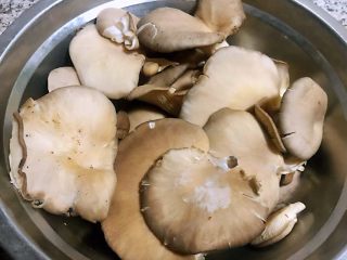 1、#冬日暖心菜#平菇炒鸡蛋,新鲜的平菇去根和杂质