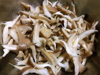 2、#冬日暖心菜#平菇炒鸡蛋,平菇洗净沥干水分摘成小朵