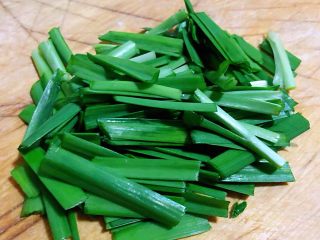 5、#冬日暖心菜#平菇炒鸡蛋,韭菜摘好洗净切成小段