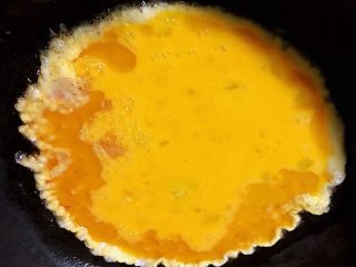 6、#冬日暖心菜#平菇炒鸡蛋,锅中倒入底油加热再倒入打散的蛋液