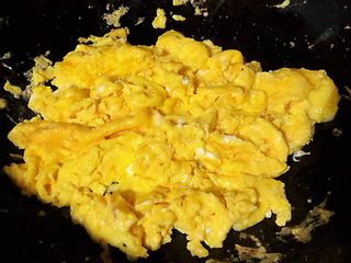 7、#冬日暖心菜#平菇炒鸡蛋,鸡蛋炒至六成熟成型