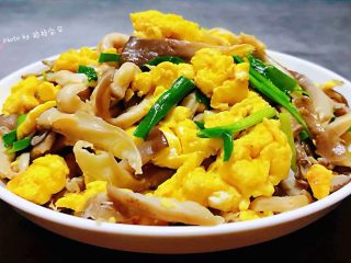 10、#冬日暖心菜#平菇炒鸡蛋,营养丰富的平菇炒蛋装入盘中就大功告成啦