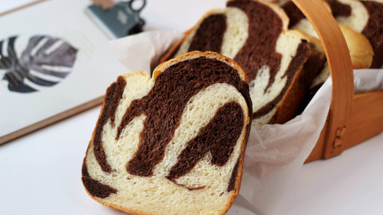 松软绵绵滴可可双色面包