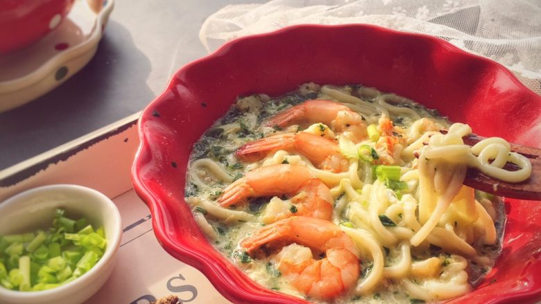 宝宝辅食10M菠菜虾仁鸡蛋面