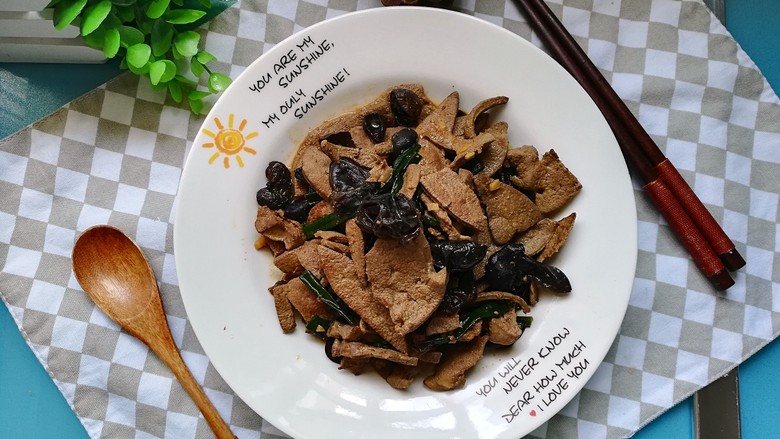家常菜木耳炒猪肝