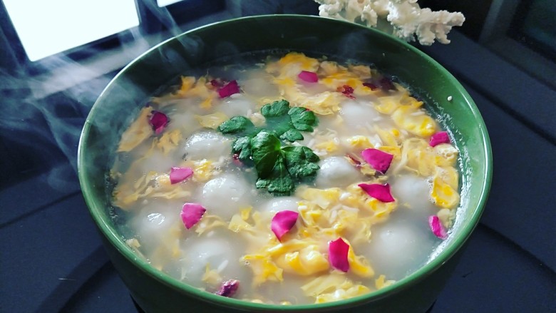 醪糟玫瑰黑芝麻汤圆