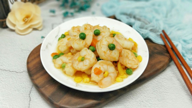 春节家宴色彩斑斓的清炒虾仁