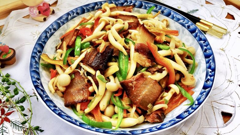 玉颜偶染尘世烟双椒白玉菇炒酱油肉