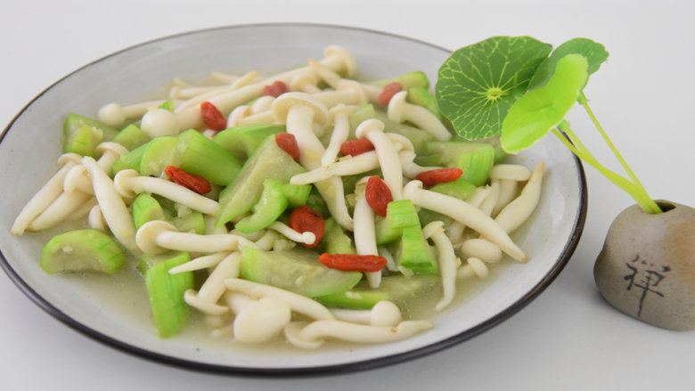 天气渐热来份清爽又下饭的丝瓜烩白玉菇