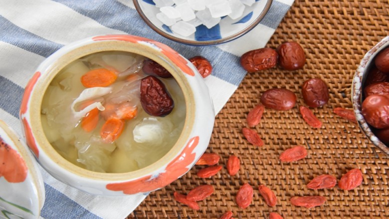 银耳雪梨盅—养颜润肺一碗怎么够