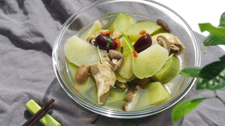 绿色美食萝卜鸡汤