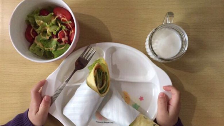 鸡蛋卷饼配番茄生菜沙拉