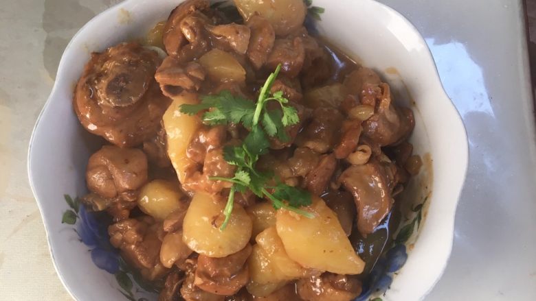 鸡腿炖土豆