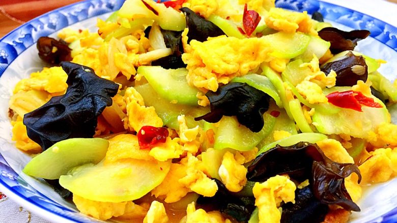 金英翠萼带春寒西葫芦木耳炒蛋