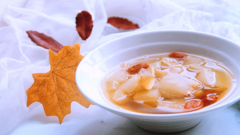 冰糖雪梨百合枸杞汤