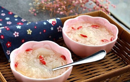 银耳雪梨枸杞羹