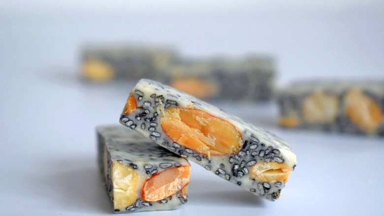 黑芝麻杏仁牛轧糖