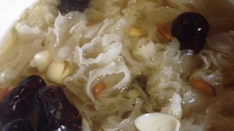 银耳莲子百合煲