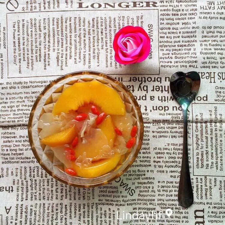 黄桃银耳枸杞汤